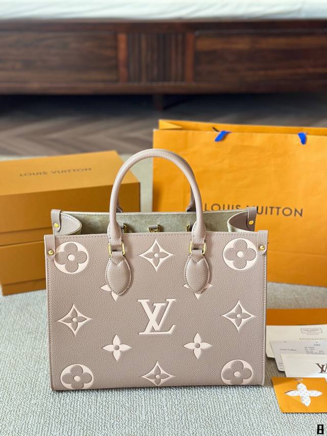 Lv Onthego 35Cm 压字 丛林包 折叠礼盒 原单品质 Lv A B面喷绘 Onthego妈咪袋 性价比之王这是一款超赞的包型，灵感来自于恶搞lv的街