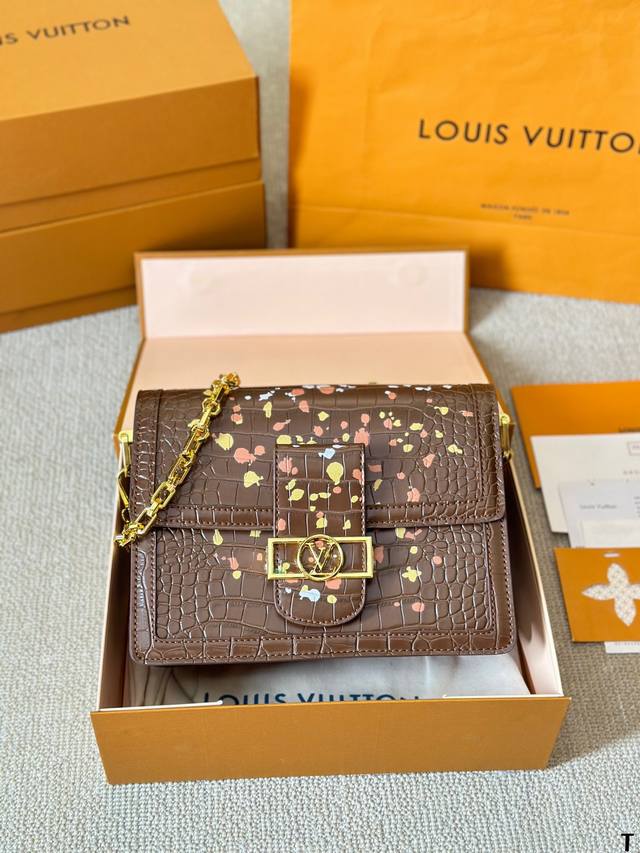 Louis Vuitton Lv走秀款dauphine达芙妮邮差包，全牛皮，万能搭配四季，夏日轻薄都能hold住。复古但上身时髦的信封包，线条硬朗流畅。绝对是一