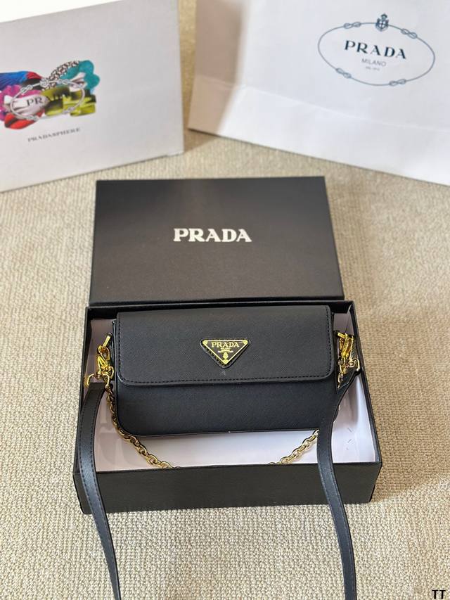 Prada 相机包 高级感爆棚质感细 节都超级好 一包搞定所有化妆品 尺寸20 12Cm