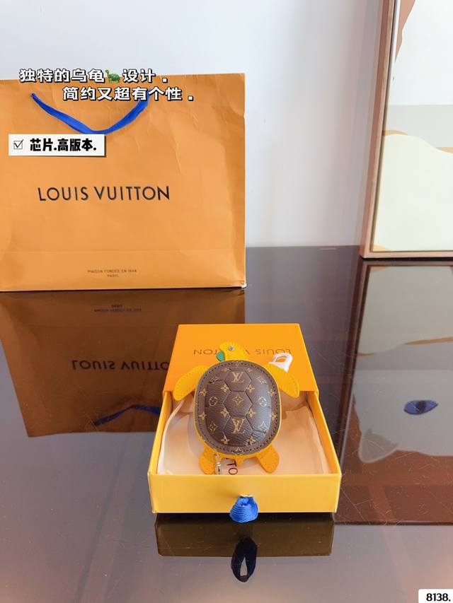 配礼盒 Lv 零钱包 挂件 可可爱爱的小零钱袋 零钱包容量也够用哦！ 推荐尺寸：7*2*10Cm