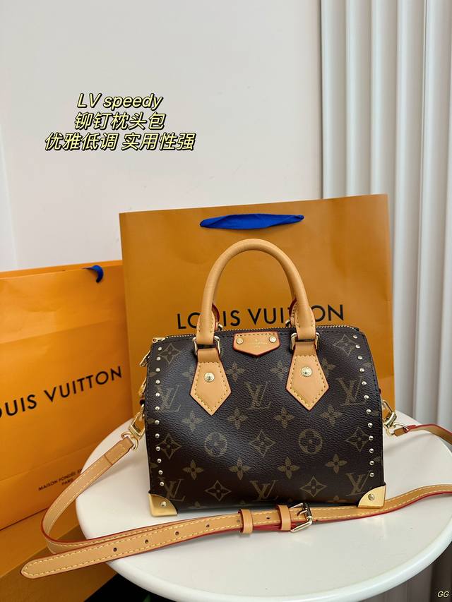 配盒 Lv 路易威登 Speedy 铆钉枕头包 Lv新款系列枕头包手袋, Lv Speedy 枕头包这款retiro 手袋以标志性经典永恒。优雅低调的外形设计和