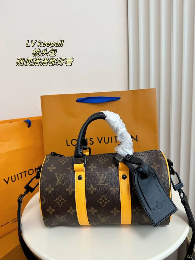 配盒 Lv 路易威登 Keepall 枕头包 一眼帅到 有多少女生是奔着给男朋友买包最后自己被种草了的容量合适随便搭搭也好看，肩带可以调节长短不挑身高时髦得毫不