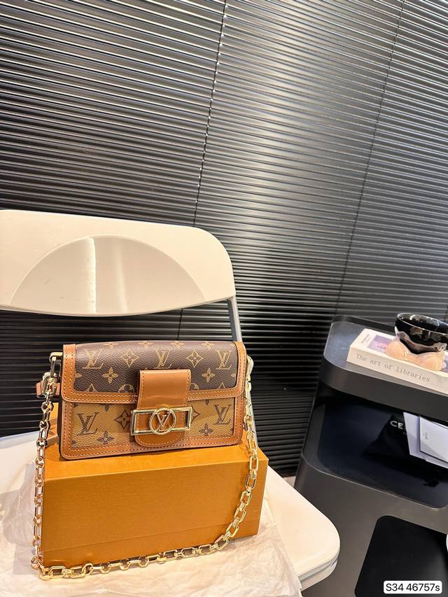 配折叠盒子 Louis Vuitton Lv走秀款dauphine达芙妮邮差包，万能搭配四季，夏日轻薄都能hold住。复古但上身时髦的信封包，线条硬朗流畅。绝对