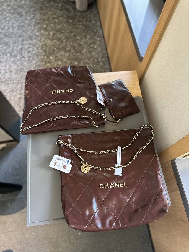 原版皮 折叠礼盒包装 香奈儿chanel 22Bag垃圾袋 又随性又优雅 卫衣马丁靴还是优雅痞痞小公主 它都能驾驭 四季都可以搭配各种风格～ 很容易背出慵懒随性