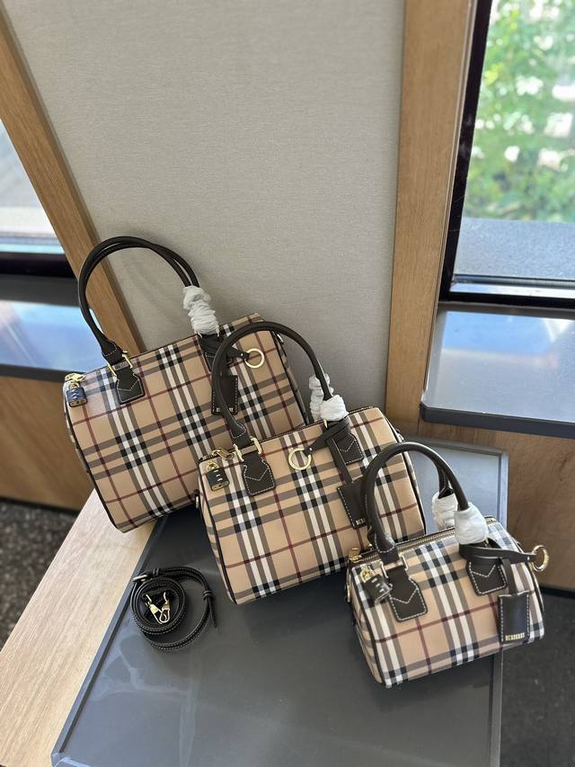 Burberry 巴宝莉格纹波士顿枕头包 精致小巧，复古时髦！ 方便携带，非常耐装 配长肩带可斜挎～ 小包爱好者必入！ 尺寸：大号30 22 中25 17 小1