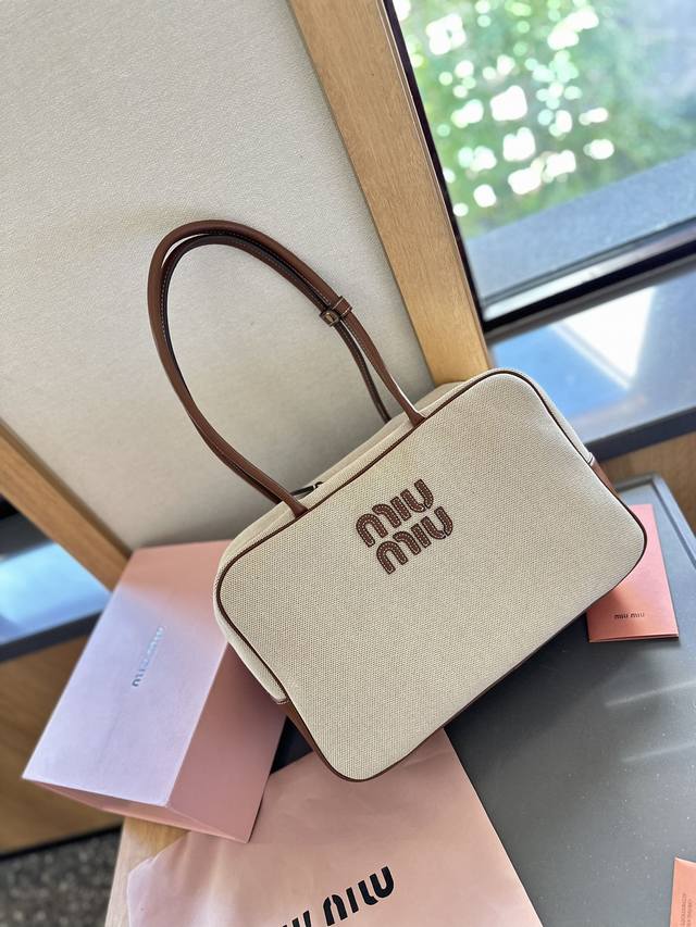 Size：35*22Cm Miumiu保龄球 公文包 采用小牛皮配帆布 皮质光滑细腻柔软， 棉质缎面衬里。 背起来都很nice 哦 出场就是miumiu小公主！