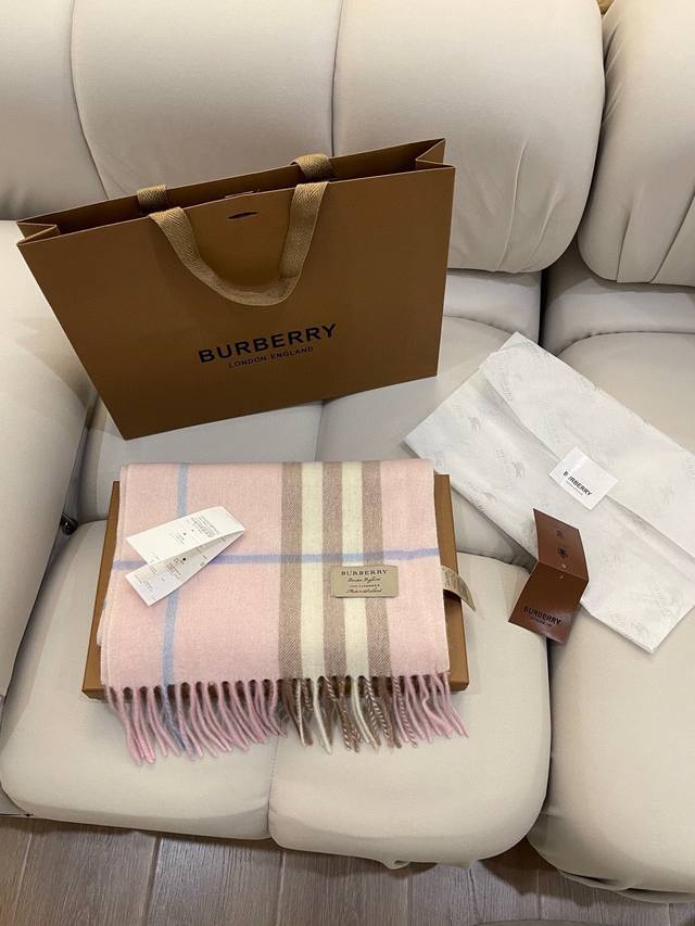 专柜礼盒+5 Burberry 美拉德色系，轻松拿捏秋冬装扮，不夸张的说巴宝莉战马围巾就是好看，经典的那股子味道一般品牌赶不上 羊绒的很柔软，双面都好看！ 一面