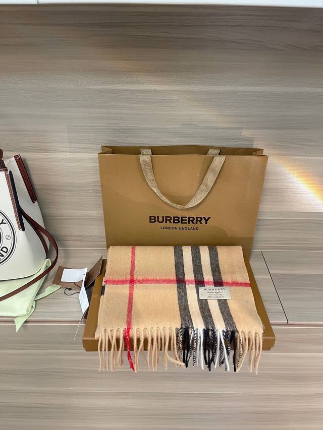 专柜礼盒+5 Burberry 美拉德色系，轻松拿捏秋冬装扮，不夸张的说巴宝莉战马围巾就是好看，经典的那股子味道一般品牌赶不上 羊绒的很柔软，双面都好看！ 一面