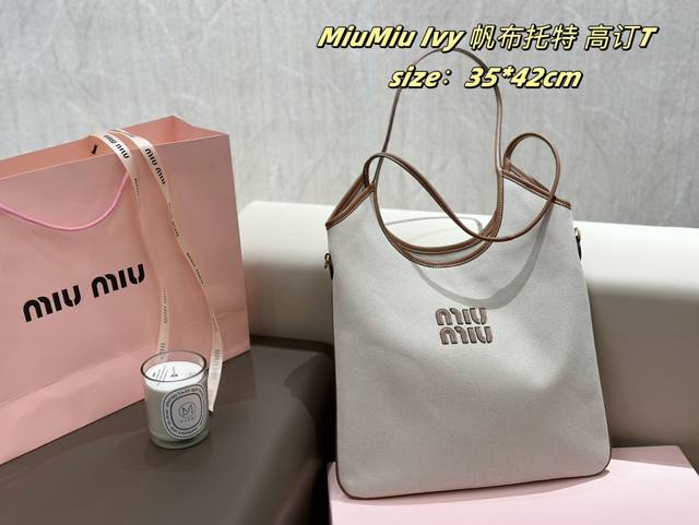 配礼盒 托特 吋髦的人先享用miumiu Ivy 救命！今年真是捅了miumiu的马蜂窝 它家每一款都好銫 背着太美太有松弛感了~ 容量超级能装～ 尺寸：35*