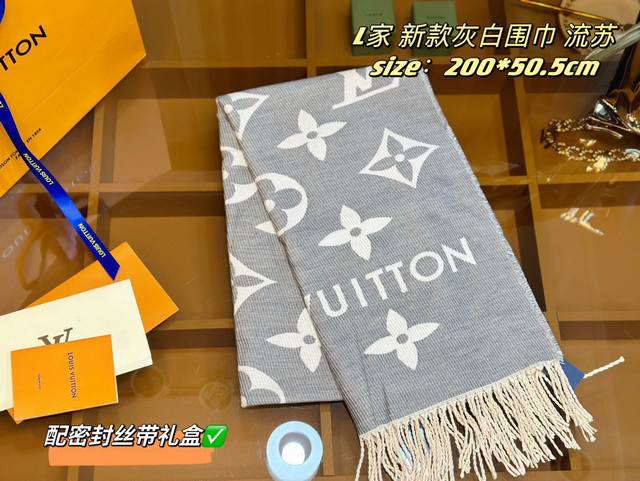 全部配丝带密封礼盒 早早的就看中了这条羊毛围巾 终于到货啦~新款灰色 降温了迫不及待的披起来感受一下 虽然是羊毛成分但是没想到软软糯糯的 真的很舒服这个 完全不