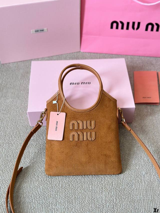 丝绒 Miumiu限定款mini 托特包 简单又好看 Miumiu而且超级实用， #Miumiu新款包包 尺寸20 18Cm