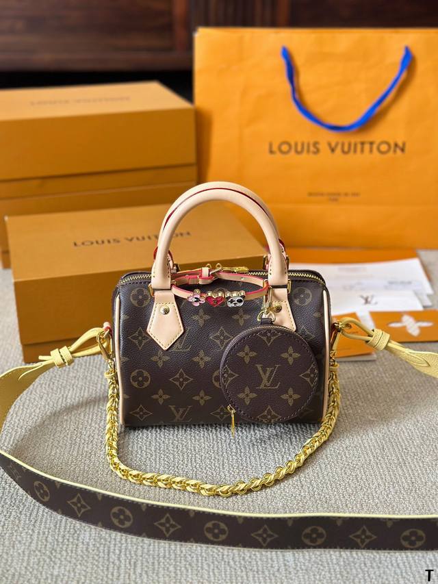 Lv Speedy 20枕头包 Lv 新款系列 City Keepal手袋,全网首发 Lv Speedy Nano 枕头包这款retiro 手袋以标志性 经典永