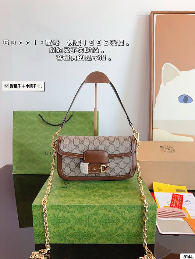 配礼盒 Gucci 1955复古法棍包。 Gucci 1955家族又新填一位新成员在原有的经典马鞍包设计上等比例缩小定型包工艺显得更加小巧精致 配了一根超美的双