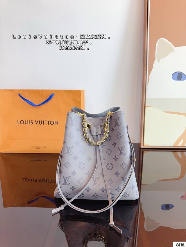 Lv 水桶包满满的专柜味道 Lv水桶包néonoé选用柔软的monogram帆布面料 并搭配变色皮装饰 细节完美对花 配纯正变色小牛皮 原版五金全部带logo