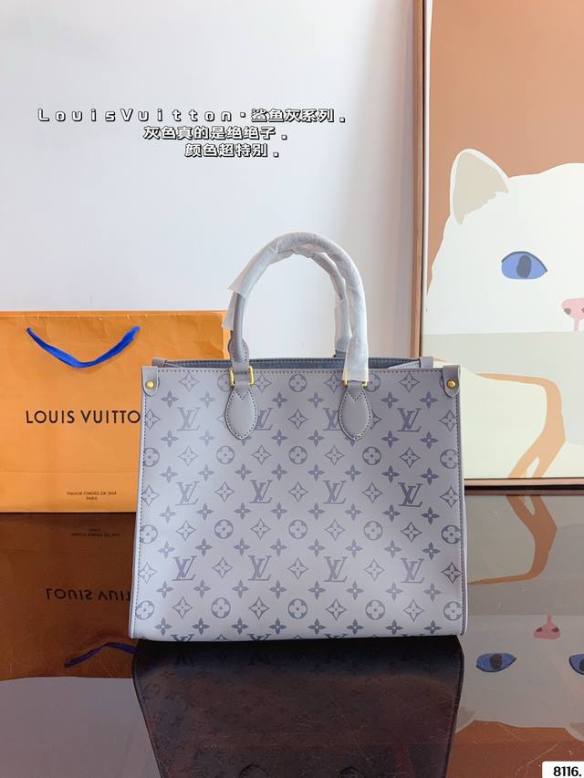 Lv 爆款购物袋 丛林系列 购物袋 Mini Onthego 购物或周末出游 拎起 Onthego 手袋即刻出发 Lv 新款 购物袋大花新料拼色 每一面都有不同