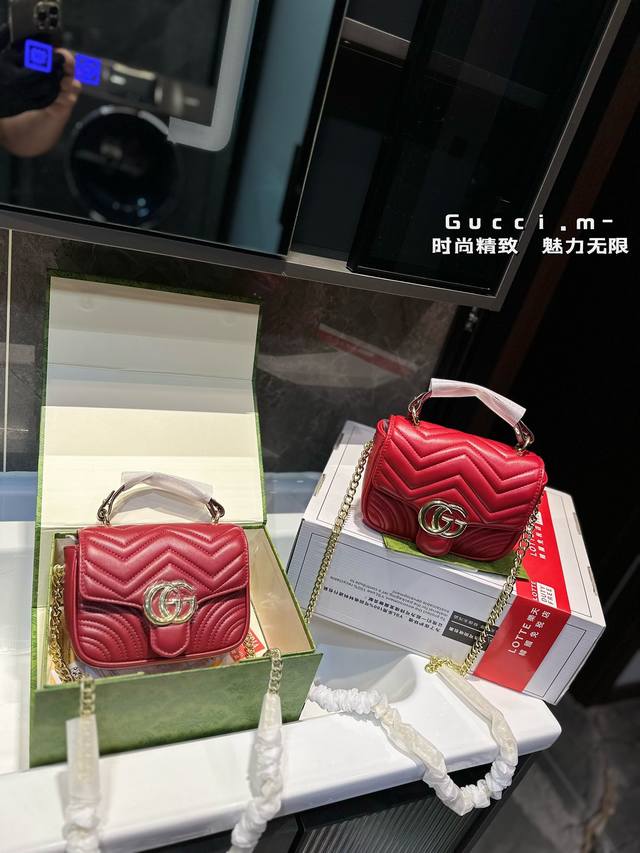 礼盒包装 Gucci 24新款marmont系列，全新尺寸手柄方胖子，所有女孩的必备小包，链条可以两用，当做腋下包 流浪包 斜挎包均可，这个系列之所以能成为gu