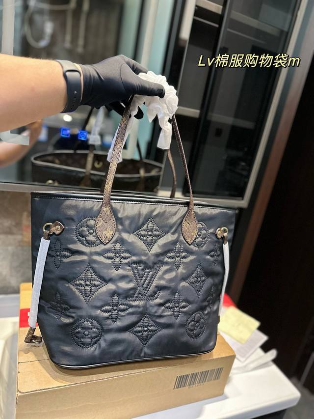 Lv棉服购物袋neverfull 超级酷 太爱啦 购物袋届的天花板 被它的颜值惊艳到啦 简约大气 时髦感十足尺寸32