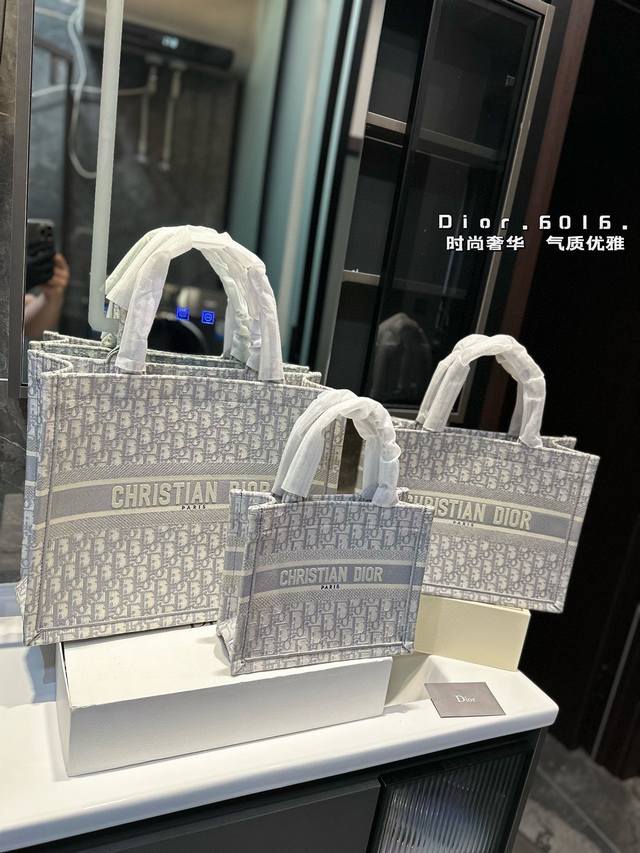 折叠礼盒 迪奥dior 刺绣购物袋 本年度重量级专柜经典爆款 将帅气和优雅两种不同的风格碰撞在一起，融合了新一代女性的时髦与个性 展现女性力量 包包全身刺绣设计