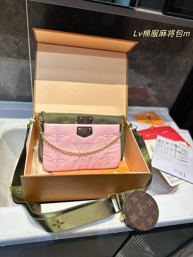 礼盒包装 原版高品质 Lv 秋冬新品 三合一 系列 麻将包 棉服包 高配版 柔软的绸缎刺绣+纯钢五金一包四用。可当钥匙包。小容量零钱包、大容量麻将包，编织肩带还