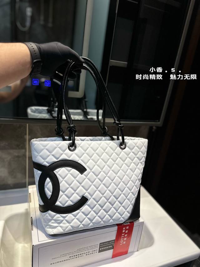 经久不衰 谁背谁帅香奈儿康鹏菜篮子 包身上醒目的双c Logo作为装饰 远远看去就能认出是香奈儿的包 可单肩可手提 啥都能装得下 尺寸28 25Cm