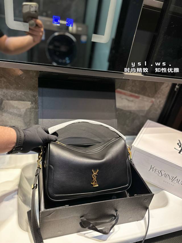 礼盒包装 设计感满满的吊床造型真的有被美到了推荐给大家 Camera Supple Bag_圣罗兰饭盒包 这款手袋是一款宽敞的肩包，带有牛皮革底座和柔软的包身。