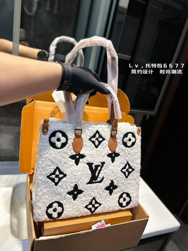 Lv 路易威登 托特包手提单肩斜挎包 印花购物袋 复刻版 背上去就是这条街回头率最高的妞，逛街购物就可以背它，买的东西统统装里面，出差的时候也可以背它，配衣服是