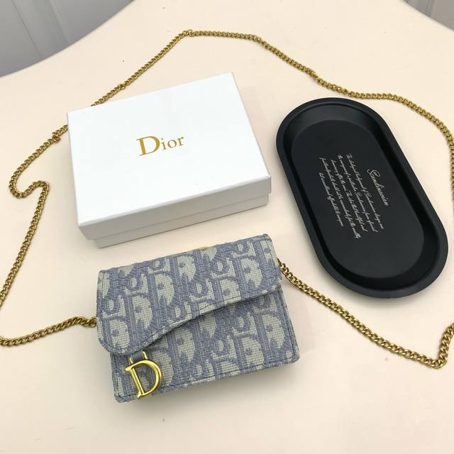 Dior 94005颜色 黑色 灰色尺寸 10.5*7 Dior 专柜最新款出货！D家新款马鞍小包出货！小小一只，能放十几张卡和几张现金，对于现在人来说足够用了