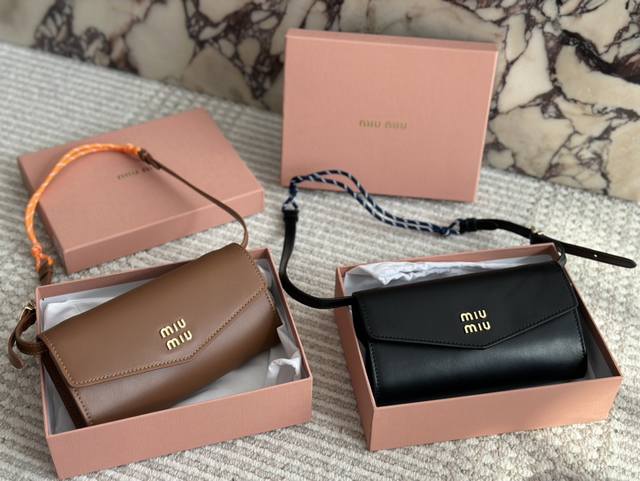 配盒 牛皮 Miu Miu Mini 信封包&包挂 Miu的信封包都做的如此精致且实用 对miumiu真的疯狂心动啦 单独使用搭配其他包包 尺寸 20 10Cm