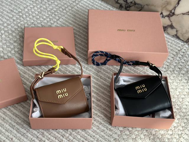 配盒 牛皮 Miu Miu Mini 包挂 Miu的小废包都做的如此精致且实用 对miumiu真的疯狂心动啦 小废包 10*11Cm