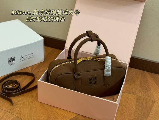 升级版配盒 Size：23*11Cm 28*13Cm Miumiu保龄球 公文包 包包甜度刚好！ 很难不爱啊啊！ 可手拎也可斜挎 绝对不是小废包哦容量足足的~~