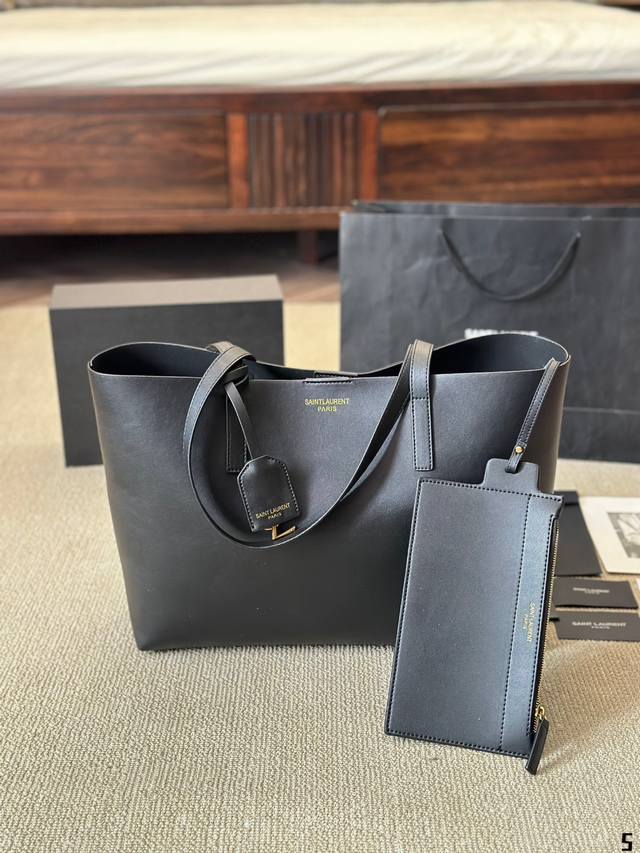 Ysl I Shopping Bag 圣罗兰最经典之一的shopping Bag 购物袋包包来啦迹 非常柔软的牛皮材质，比较耐磨耐刮擦～轻便又百搭~ 需要通勤包