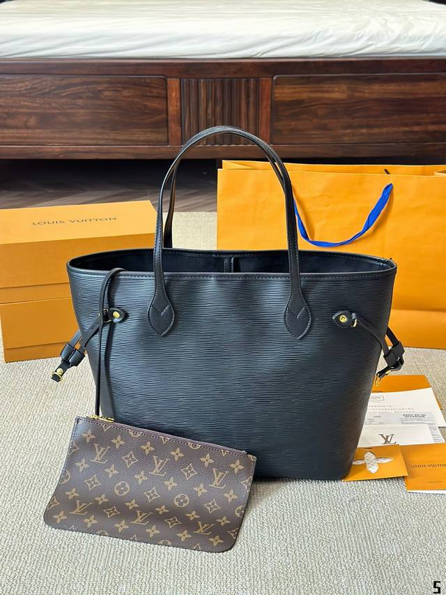 Lv 牛皮 L家 Neverfull 中号购物袋！入门级的款式哦！绝对的终身款！此物经典不言而喻！街拍和实用都是非常nb的选择！大家拿到后可以感受下，皮质颗粒之