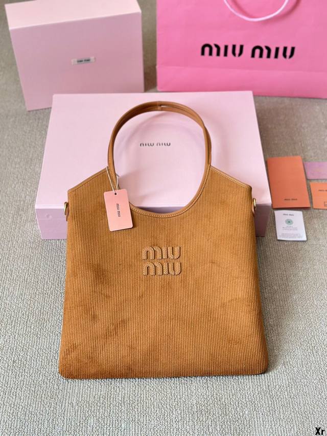 灯芯绒 Miumiu限定款托特包 简单又好看 Miumiu而且超级实用， #Miumiu新款包包 尺寸35 30Cm