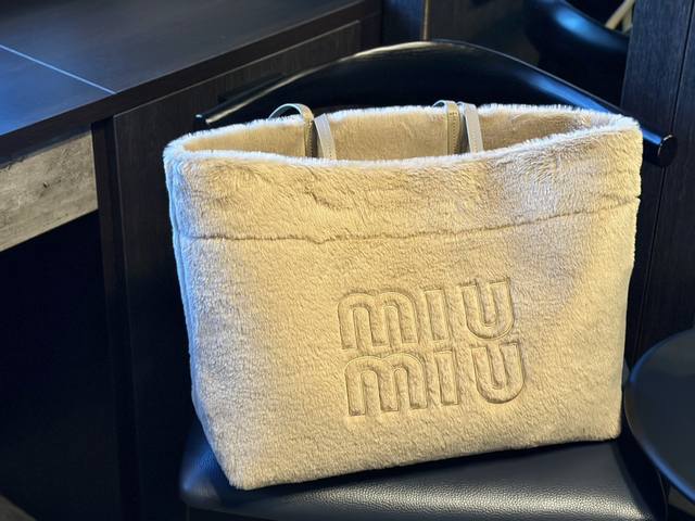 Miumiu 毛毛托特包tote 限定糖果配色 超级满足适用度假 出街 日常 通勤q！ 颜值超高 尺寸35Cm