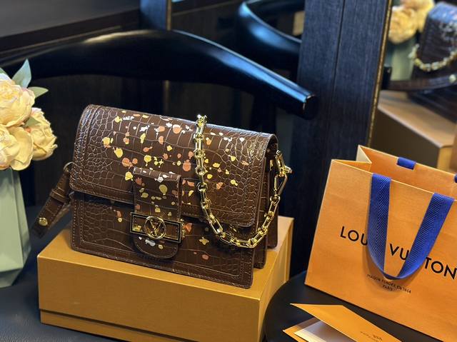 折叠礼盒 Louis Vuitton Lv走秀款dauphine达芙妮邮差包，全牛皮，万能搭配四季，夏日轻薄都能hold住。复古但上身时髦的信封包，线条硬朗流畅