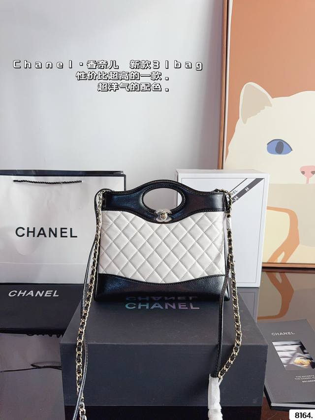 配礼盒. 香奈儿 Chanel.手提包. 时髦拿捏住啦 不显老气好好搭啊 而且貌美气质加成好高的呀～ 爱死了这份从容优雅尺寸：24*4*20Cm