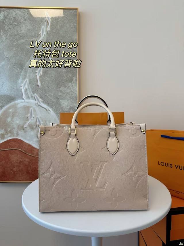 大 中 小 Mini 折叠盒飞机盒 Lv 路易威登 On The Go 托特包 最实用tote 真的太好背啦 复古的老花 随意切换着背,而且容量还大。 不知道选