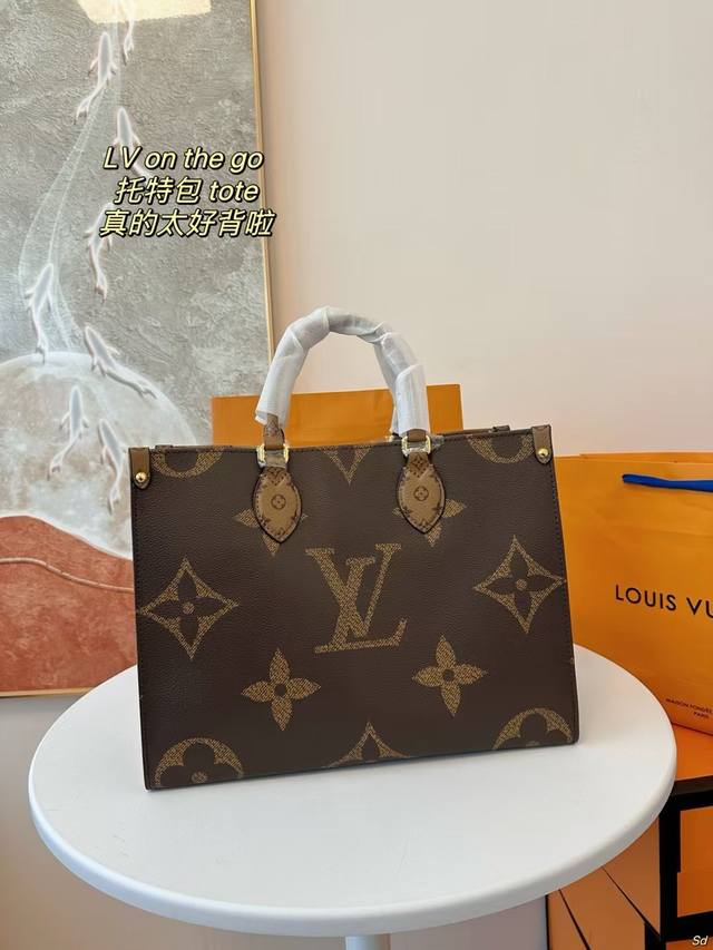 大 中 小 Mini 折叠盒飞机盒 Lv 路易威登 On The Go 托特包 最实用tote 真的太好背啦 复古的双面老花 随意切换着背,而且容量还大。 不知