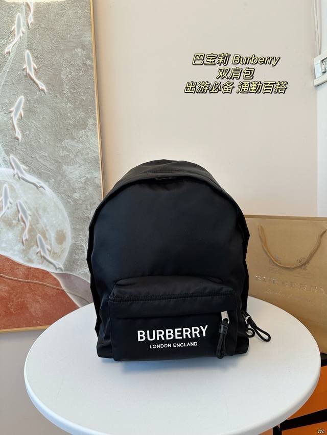 Burberry 巴宝莉 双肩背包 时尚百搭,轻便耐用 出游，逛街，通勤，都是你的得力助手，时尚又兼具功能性。 尺寸：28*40