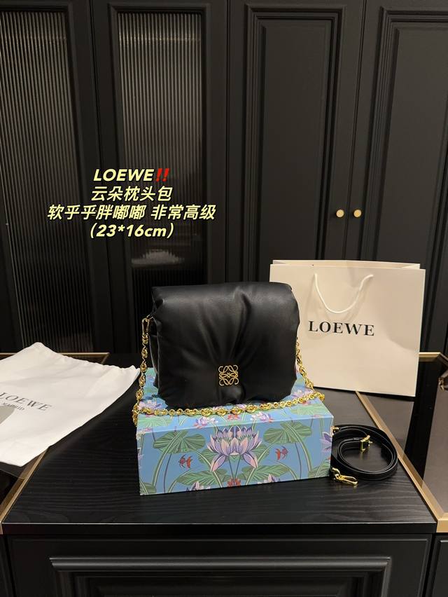 配折叠盒尺寸23.16 罗意威 Loewe 云朵枕头包 为立挺有型的goya包袋做出全新演绎. 推出这一款饱满蓬软.鹅绒填充.手感非常软糯顺滑.好肥好胖软嘟嘟胖