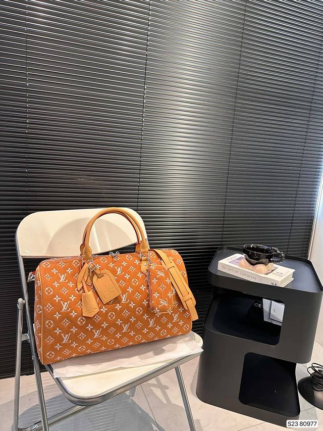 Lv旅行袋本款speedy Bandoulière 40 Monogram Leather以丝印monogram 图案呈现印花的迷离观感，道出创意总监pharr