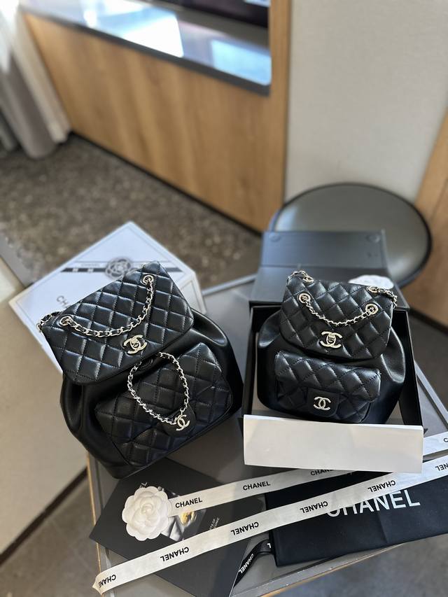 折叠礼盒包装 Chanel24P Duma中号双肩包 口袋设计加上两个个chanel双clogo整包很立体有型 尺寸20Cm小 26Cm大