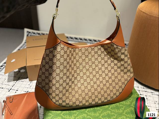 礼盒 酷奇托特 Gucci B Bag绝对是让你在2024秋冬成为最松弛女主的“时尚利器”，它因为足够“大”而让人不得不注视00它，复古又时髦，满满的高级感些，