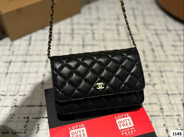 Chanel Woc 发财包 小香牛皮最近好多明星都在背 Chanel 19 这款包是由老佛爷karl Lagerfeld 和 Chanel现任创意总监 Vir