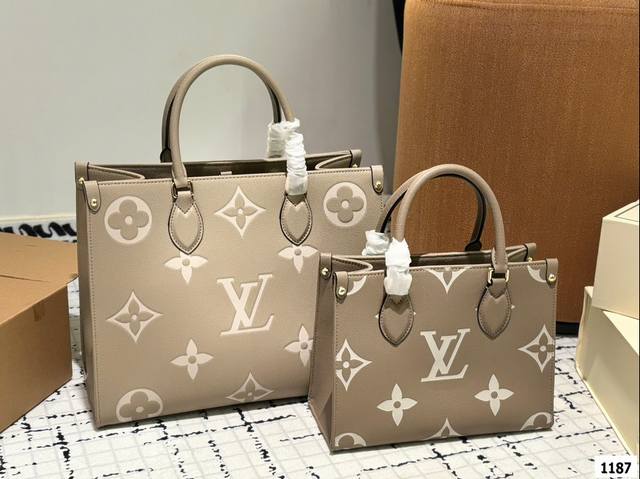 折叠盒 Lv本款onthego中号手袋释放monogram Empreinte压纹皮革的娴雅意味，可为当季造型注入盎然春意。充裕容量满足都市出行或商务所需，顶部