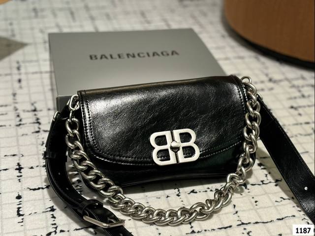 配折叠盒子 Balenciaga 巴黎世家bb Soft Flap Bag新款包包 Bb Soft Flap Bag，直接超越了crush 在我心里的地位，银色