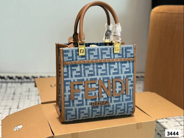 折叠礼盒 Fendi 丹宁牛仔托特包tote 好看又酷炫的芬迪包包，Logo的设计。 Fendi托特包“阳光手提袋” 字母蛇皮logo手工缝线设计，玳瑁双手柄是