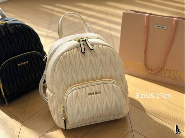 Size：25*27Cm Miumiu大容量 褶皱款 超高清五金logo标志、 专用里内里 可以出门去旅行 搜索 双肩包