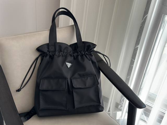 Size：40*35Cm 又是心动prada托特的一天. Prad Tote 购物袋 双肩单肩 上身满满的高级感！ 日常通勤必备哦！