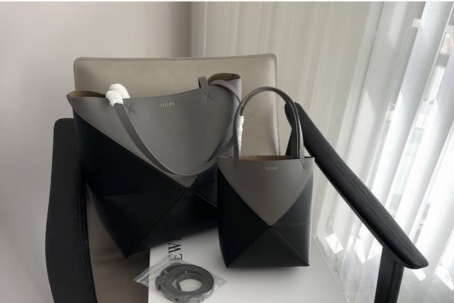 配盒 Size：上宽39*33Cm 大 上宽25*22Cm 小 Loewe Puzzle 新款 Tote 新晋顶流～ 可以折叠的包包 出行很方便哟